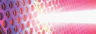 <p>Reproducción de la emisión del dispositivo láser formado por puntos cuánticos semiconductores situados en el interior de una microcavidad de cristal fotónico. / P.A. Postigo/disseny: E. Sahagun</p>