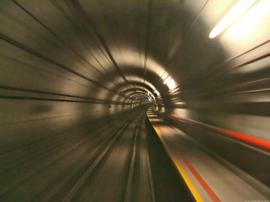 <p>Un túnel no excesivamente largo puede tener una factura de varios cientos de miles de euros anuales en consumo de la iluminación. / Calvin Teo</p>