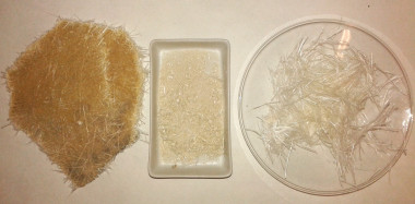 <p>De izquierda a derecha, material de fibra-resina antes del tratamiento de recuperación de la fibra, residuo de resina degradada tras el tratamiento químico y fibra de vidrio recuperada tras el tratamiento químico. / UA</p>