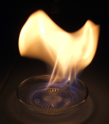 <p>Se ha demostrado la utilidad de algunos materiales de carbono en la deshidrogenación del bioetanol | <a href="https://en.wikipedia.org/wiki/Alcohol_fuel#/media/File:Ethanol_burning_flame.png" target="_self">SirVir</a></p>