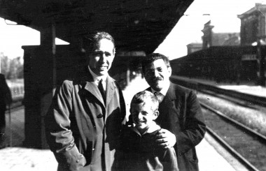 <p>Niels Bohr y Paul Ehrenfest (con su hijo) en la estación de tren de Leiden (Holanda) en 1926. / Imagen: Courtesy of the Niels Bohr Archive, Copenhagen</p><p><strong> </strong></p>