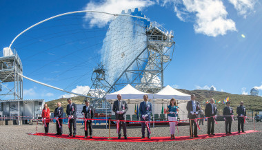 <p>Siguiendo un ritual japonés, el nuevo telescopio LST-1 se ha inaugurado con una ceremonia de corte de cinta múltiple. / Daniel López / IAC</p>