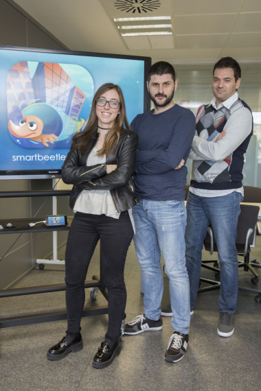 <p>Los investigadores Sonia Gil, Nacho Miralles y Francisco Ramos del Instituto de Nuevas Tecnologías de la Imagen, donde se ha desarrollado la aplicación <em>Smart Beetles. /</em> UJI</p>
