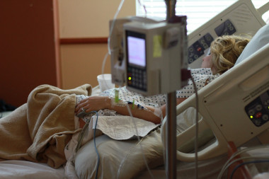<p>Por ahora se ha avanzado poco en mitigar los graves efectos secundarios que experimentan los pacientes de cáncer. / <a href="https://pixabay.com/es/photos/hospital-mano-de-obra-entrega-mam%C3%A1-840135/" target="_blank">Pixabay</a></p>