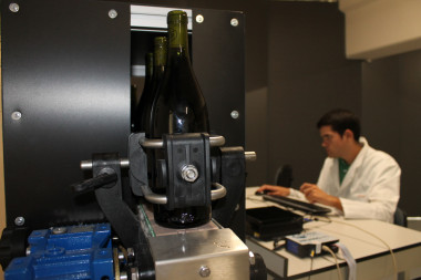 <p>Los prototipos aportan soluciones en el control en línea y a tiempo real de la calidad de los vinos embotellados. / AINIA</p>