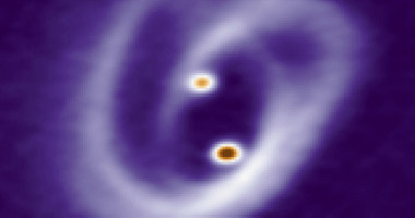 <p>Los complejos filamentos en forma de pretzel que rodean a las dos jóvenes estrellas y a sus pequeños discos. / Felipe O. Alves / MPI</p>