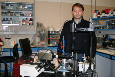 <p>José Manuel Gordillo junto al montaje experimental del dispositivo que genera micro y nanoemulsiones en el Laboratorio de Mecánica de Fluidos de la ETSI</p>