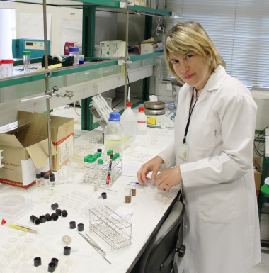 <p>Nuria Núñez, investigadora del Instituto de Ciencia de Materiales de Sevilla, en el laboratorio / Fundación Descubre</p>