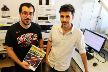 <p>Gerard Lligadas (derecha) y Adrián Moreno, dos de los miembros del grupo Polímeros Sostenibles de la URV que han encabezado esta investigación / URV</p>