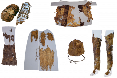 <p>Prendas de Ötzi tal y como se exhiben en el Museo de Arqueología de Bolzano: zapato con el interior de hierba (izquierda) y el exterior de cuero (derecha), abrigo de cuero, taparrabos de cuero, capa de hierba, sombrero de piel y polainas de cuero. / Institute for Mummies and the Iceman</p>
