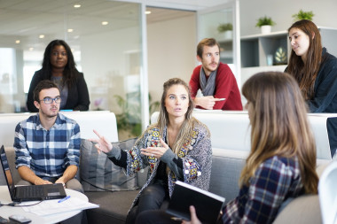 <p>Sería aconsejable que en las oficinas los trabajadores pudieran trabajar tanto sentados como de pie. / <a href="https://pixabay.com/es/photos/lugar-de-trabajo-equipo-1245776/" target="_blank">Pixabay</a></p>