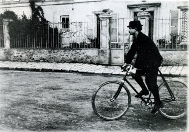 <p>El extravagante escritor francés Alfred Jarry es el padre de la ‘patafísica aunque su reconocimiento le llegó después de muerto. / Wikimedia</p>
