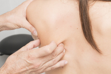 <p>Para calcular la distancia entre las vértebras y comprobar que la espalda mantiene una posición adecuada, este dispositivo está formado por sensores que se colocan sobre la columna lumbar con un adhesivo no tóxico y de esta forma permite monitorizar cada segmento de la columna vertebral / Fundación Descubre </p>