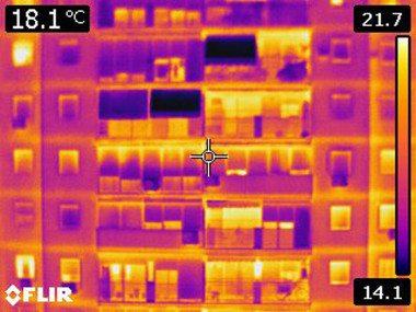 <p>Termografía de un edificio donde se observan las líneas horizontales que forman los puentes térmicos que ocasionan los forjados. (Autor: Humberto Ortega)</p>
