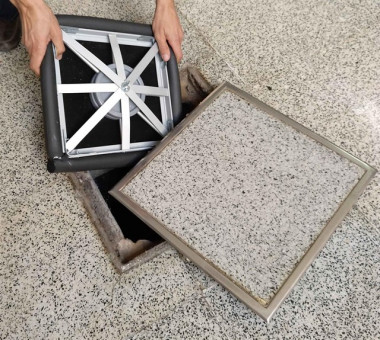 <p>La tapa es completamente flexible y se coloca en el interior de la arqueta. / Fundación Descubre</p>