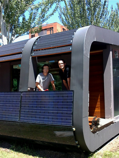 <p>Los autores en la casa solar Urcomante. Imagen: DiCYT.</p>
