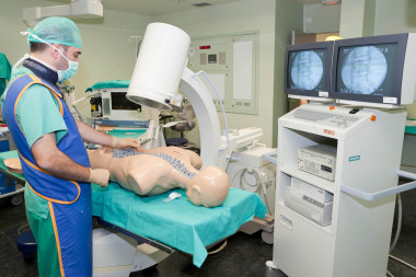 <p>Dr. Rafael Calvo, anestesiólogo del HUNSC, durante una sesión de perfeccionamiento de técnicas con el simulador anatómico.</p>