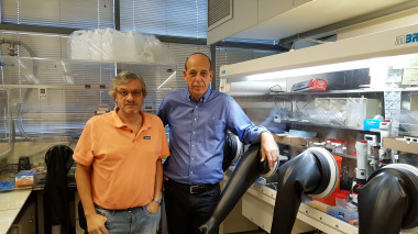 <p>Los profesores Juan Bisquert, de la Universitat Jaume I, y Arie Zaban, de la Universidad de Bar-Ilan de Tel-Aviv. Foto: UJI.</p>