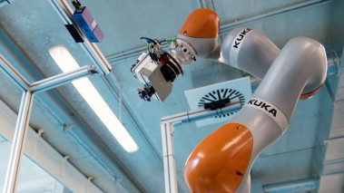 <p>Un robot inspecciona los alerones de un avión. / IK4-TEKNIKER</p>
