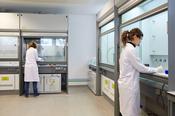<p>Laboratorios de quíímica de superficies. / TEKNIKER.</p>