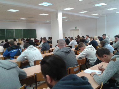 <p>Alumnado en clase realizando las encuestas. / UCO</p>