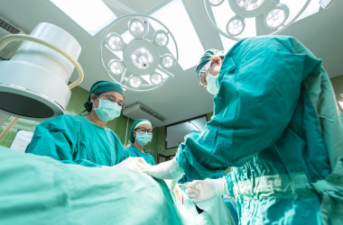 <p>Cuando la enfermedad progresa y se produce una obstrucción importante de las arterias coronarias es necesario un tratamiento de revascularización mediante cirugía cardiaca. / <a href="https://pixabay.com/es/photos/la-cirug%C3%ADa-hospital-m%C3%A9dico-1807541/" target="_blank">Pixabay</a></p>