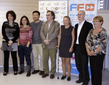 <p>Los investigadores Elisa Docampo, Kelly Rabionet, Hyun - Gyu Hor y Xavier Estivill con la Sra. Emilia Altarriba,Presidenta de la Fundación FF y el Dr. Antonio Collado, coordinador del comité científico de esta Fundación. Premio Fundación FF y Ciencia, Barcelona, 02 de Nov 2011.</p>