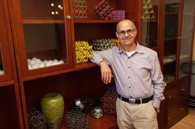 <p>Omar Yaghi en su despacho de la Universidad de California en Berkeley, junto a los modelos de sus materiales porosos. / UC Berkeley</p>