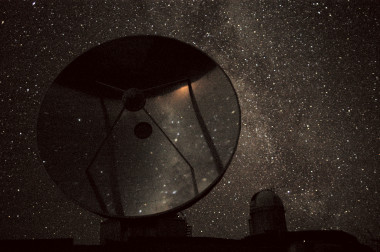 <p>La Vía Láctea desde los telescopios de La Silla (ESO). Imagen: ESO.</p>