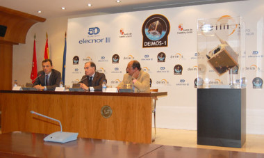 <p>Pedro Duque presenta el proyecto del satélite Deimos-1, cuya maqueta se muestra a escala real a la derecha. Foto: SINC</p>