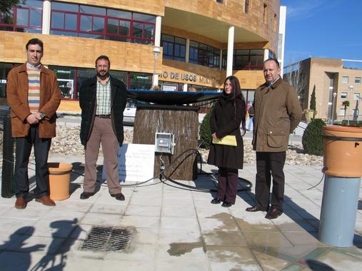 <p>El investigador Antonio García Fuentes en la presentación del "árbol de lluvia" junto al co-inventor y personal de la OTRI. Foto: UJA.</p>