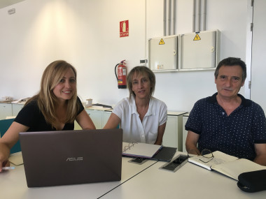 <p>Los investigadores María José Márquez, Llanos Mora y Mariano Sidrac que han participado en la elaboración del índice UESI. / Fundación Descubre</p>