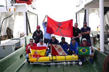 <p>El equipo de investigadores celebra el hito de la primera circunnavegación del Atlántico Sur de robot submarino autónomo RU29. / Ben Allsup (TELEDYNE WEBB RESEARCH)</p>