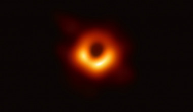 <p>Imagen del agujero negro situado en el centro de la galaxia M87, rodeado por una emisiÃ³n de gas caliente arremolinÃ¡ndose a su alrededor bajo la influencia de una fuerte gravedad bajo su horizonte de sucesos. CrÃ©dito: EHT</p>
