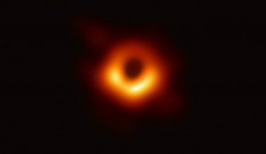 <p>Imagen del agujero negro situado en el centro de la galaxia M87, rodeado por una emisión de gas caliente arremolinándose a su alrededor bajo la influencia de una fuerte gravedad bajo su horizonte de sucesos. Crédito: EHT</p>