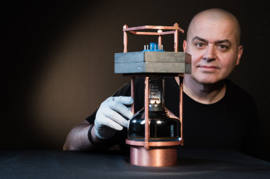 <p>Juan Collar, coautor del trabajo, con un prototipo del detector de neutrinos más pequeño del mundo. / Jean Lachat/University of Chicago</p>