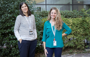 <p>Maria A. Blasco (izquierda), jefa del grupo de Telómeros y Telomerasa del CNIO y autora principal del trabajo, y Leire Bejarano (derecha), primera autora del estudio. / CNIO</p>