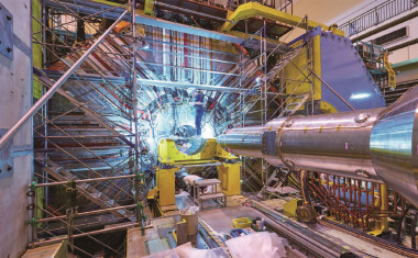 <p>Instalación del detector Belle II dentro del acelerador SuperKEKB. / KEK/N.Toge</p>