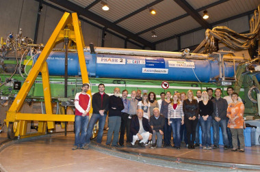 <p>Igor García Irastorza, a la izquierda, junto a investigadores del experimento CAST. Imagen: Unizar.</p>