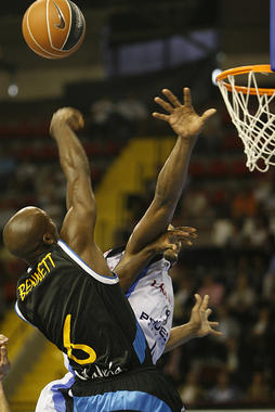 <p><a href="http://www.plataformasinc.es/index.php/esl/Multimedia/Imagenes/Proponen-una-nueva-tecnica-para-valorar-a-los-jugadores-de-baloncesto" target="_self">Elmer Bennett esta temporada</a> durante su último partido como baloncestista profesional. Foto: Antonio Rull.</p>