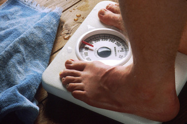 <p>Los investigadores han demostrado que este fenotipo va asociado a una deposición anómala de grasa en el hígado, aun en ausencia de obesidad. / <a href="https://upload.wikimedia.org/wikipedia/commons/thumb/0/03/Feet_on_scale.jpg/1280px-Feet_on_scale.jpg" target="_blank">Wikipedia</a></p>
