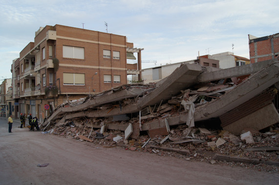 <p>Imágenes del colapso de los edificios en el terremoto de Lorca. / UPM.</p>