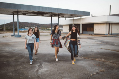 <p>Este proyecto analiza la influencia de la práctica de actividad física sobre la salud, el bienestar psicológico y el rendimiento académico en la ESO. / <a href="https://pixabay.com/es/photos/ni%C3%B1as-grupo-adolescentes-estilo-1031538/" target="_blank">Pixabay</a></p>