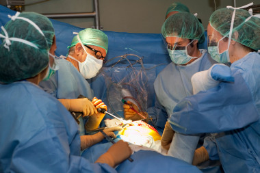 <p>Instante durante la intervención en el Hospital Universitario Ntra. Sra. de Candelaria para unir fémur y cadera con una prótesis de diseño anatómico </p>