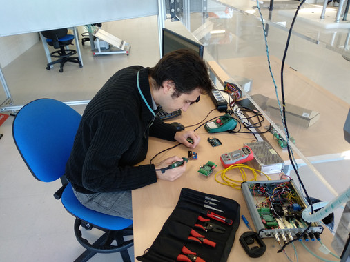 <p>El investigador de la Universidad de Cádiz, Alberto Salguero, trabajando en el laboratorio con uno de los sensores. / Fundación Descubre </p>