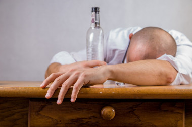 <p>Los resultados de este estudio revelan que los hombres consumen más alcohol, cannabis y cocaína. / <a href="https://pixabay.com/es/alcohol-resaca-evento-muerte-428392/" target="_blank">Pixabay</a></p>