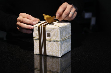 <p>Regalar experiencias puede mejorar las relaciones personales. / <a href="http://pixabay.com/es/regalo-embalaje-lazo-navidad-402199/" target="_self">Delphinmedia</a></p>