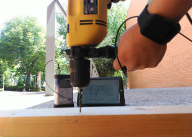 <p>El potencial de un reloj inteligente para evaluar la vibración mano-brazo se evaluó en el laboratorio comparando un dispositivo de reloj inteligente con un vibrómetro de referencia./ UPM.</p>