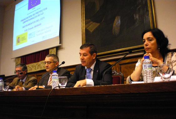 <p>De derecha a izquierda, Ángeles Álvarez González, Herminio Sastre Andrés, Santiago García Granda y Luis Maeso Morena. Fotografía: FICYT.</p>