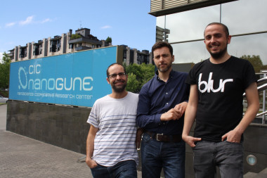 <p>David De Sancho, Raul Pérez-Jimenez y Aitor Manteca, tres de los investigadores que han participado en la investigación / CIC nanoGUNE</p>